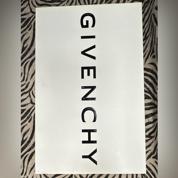 GIVENCHY - Picture 8 of 8